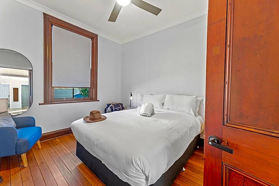 On Chapel St, The Royal Hotel Dalton