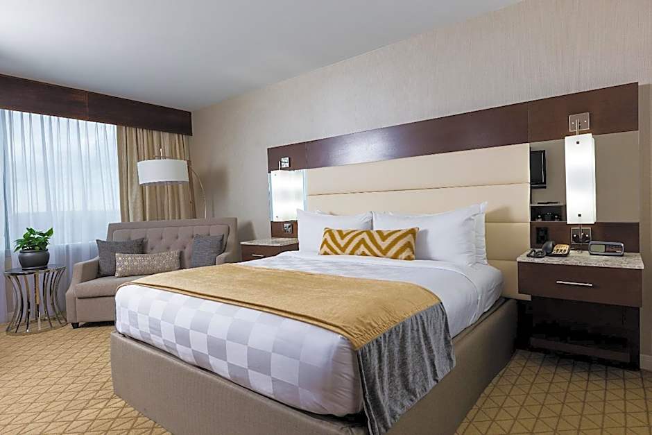 Photo 1 of 4 of Deluxe Sky 1 King Bed, Tower
