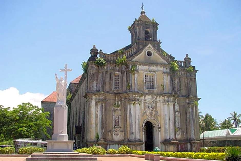 RedDoorz near Colgante Bridge Naga City