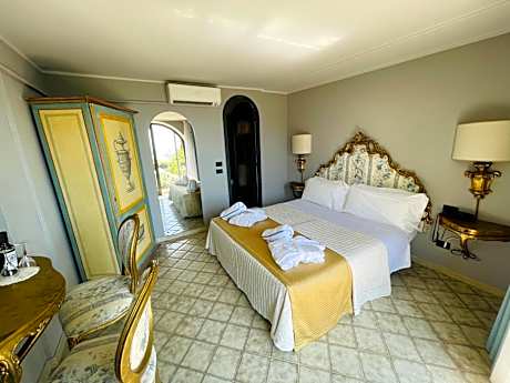 Romantic Double Room with Balcony and Lake View