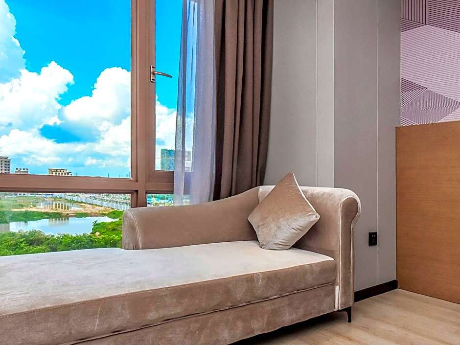 Boman Hotel Maoming High-speed ​​Railway Station South Aiqinghai Shopping Park