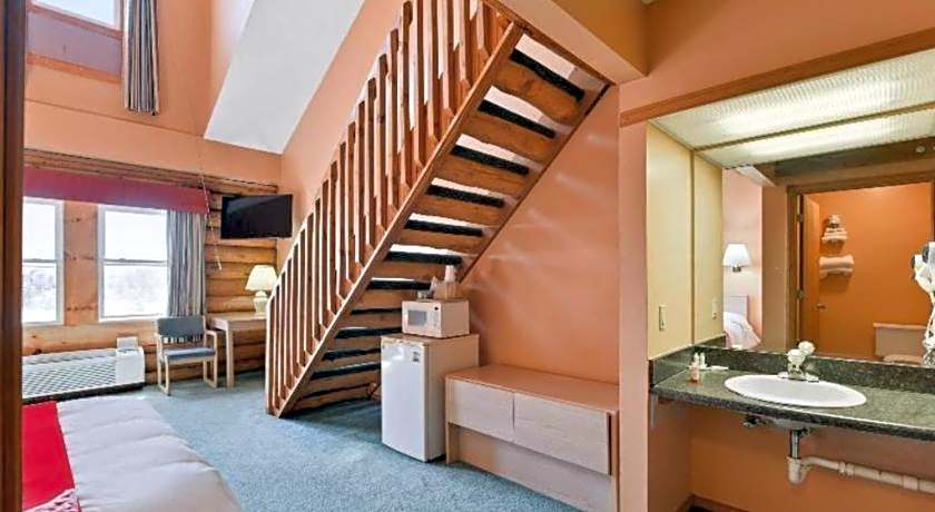 Casa Loma Inn & Suites by OYO Davenport IA near I-80