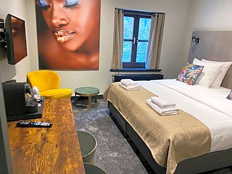 Royal Wellness Studio with Whirlpool