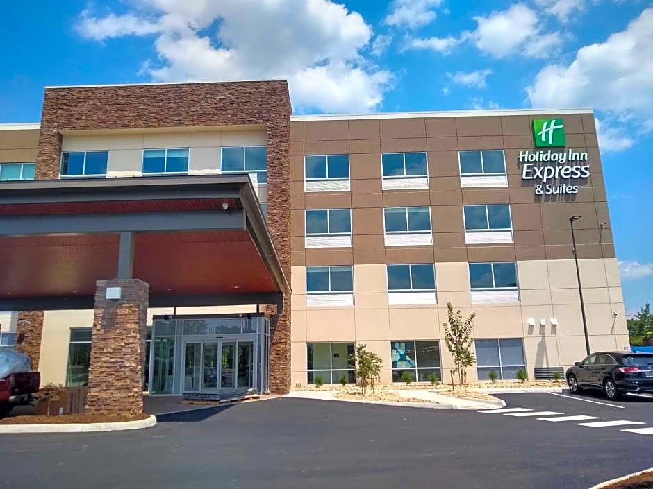 Holiday Inn Express & Suites Roanoke - Civic Center