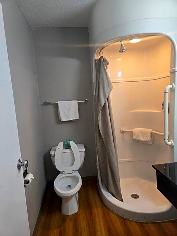 Super 8 by Wyndham Tracy