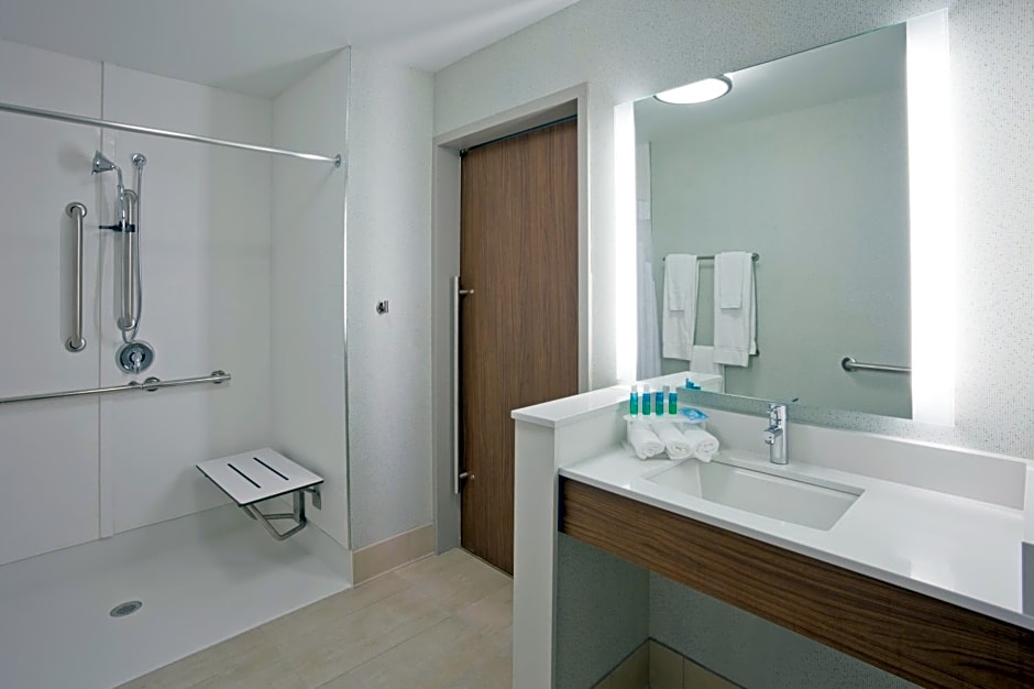 Holiday Inn Express and Suites Des Moines Downtown, an IHG Hotel