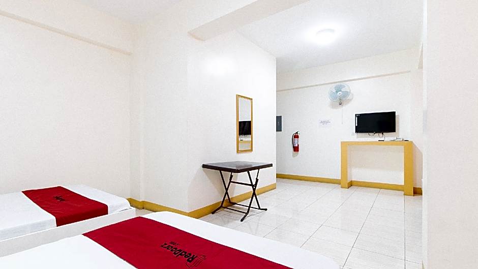 RedDoorz @ Golden Skye Hotel Guagua