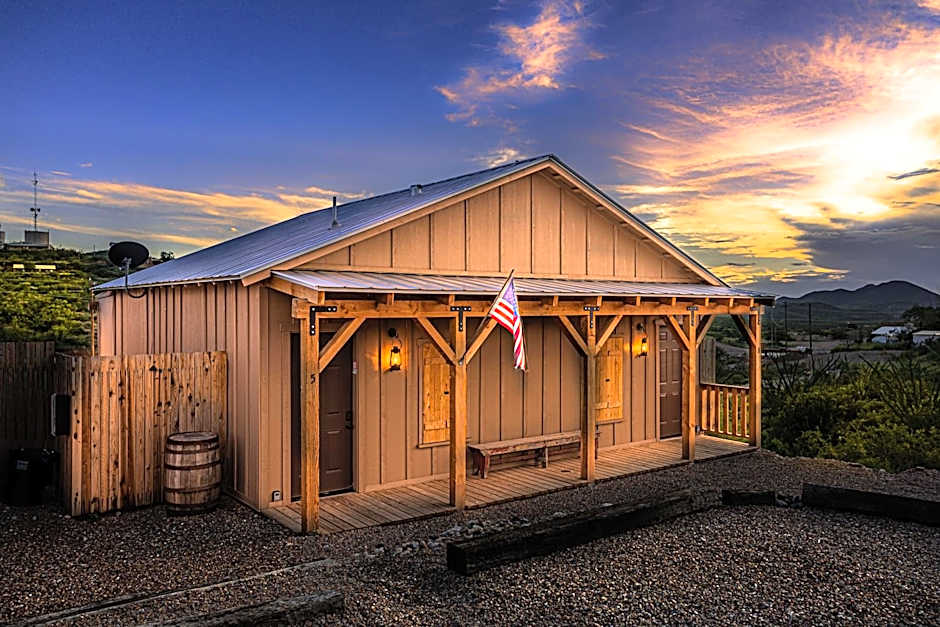 -Pet Friendly- Miners Cabin #5 -Two Double Beds - Private Balcony