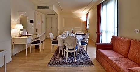 Junior Suite (2 Adults + 2 Children)