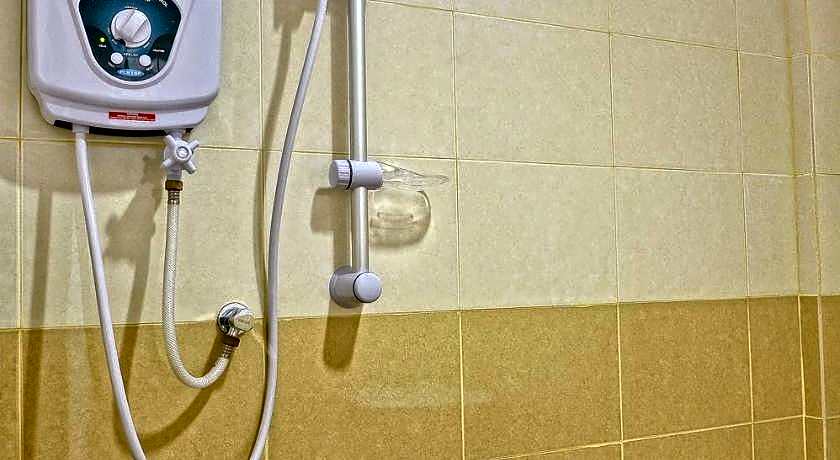 Penarak Bamboo Beach Motel