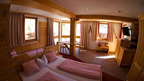 Apartment (4 Adults + 1 Child)