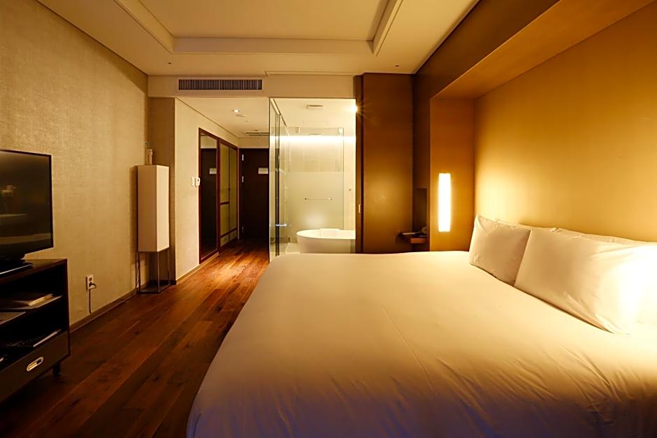 Foto 1 daripada 9 — Executive 1 King Bed