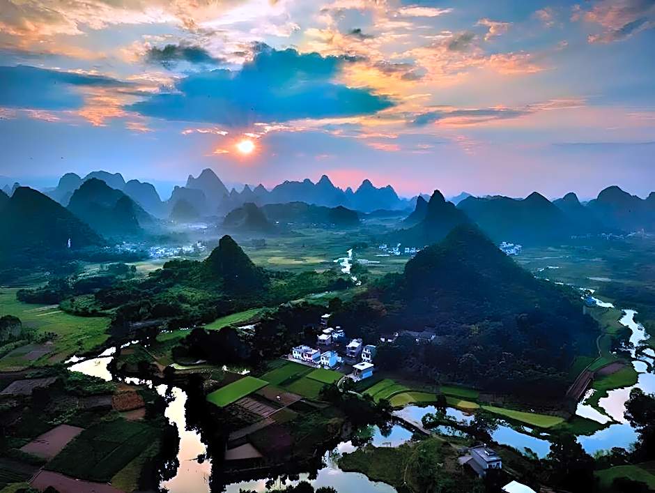 Yellow Cloth Reflection Inn