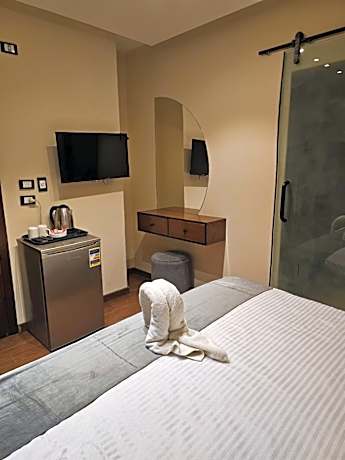 Deluxe Suite with Jacuzzi & Pyramids View