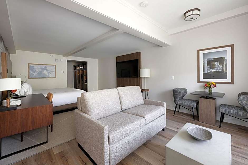 Photo 1 sur 6 de 1 King Bed Suite, Creek View, Balcony