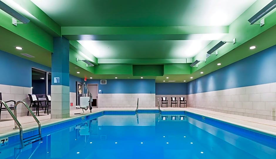 Holiday Inn Express and Suites Chanute, an IHG Hotel