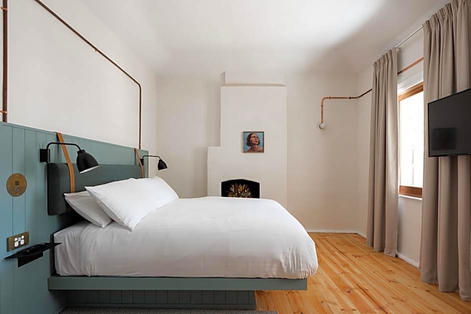 Garde and Warders Hotel