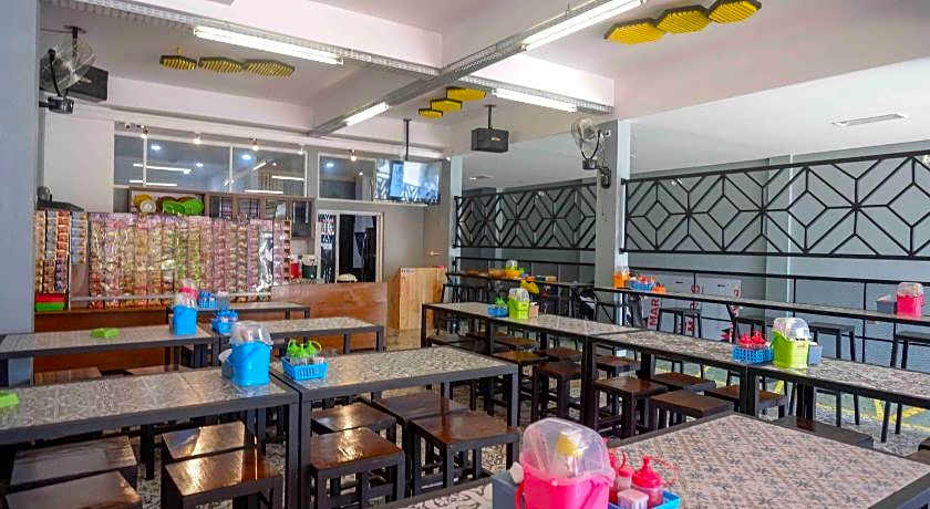 RedDoorz Plus near Patung Kuda Undip