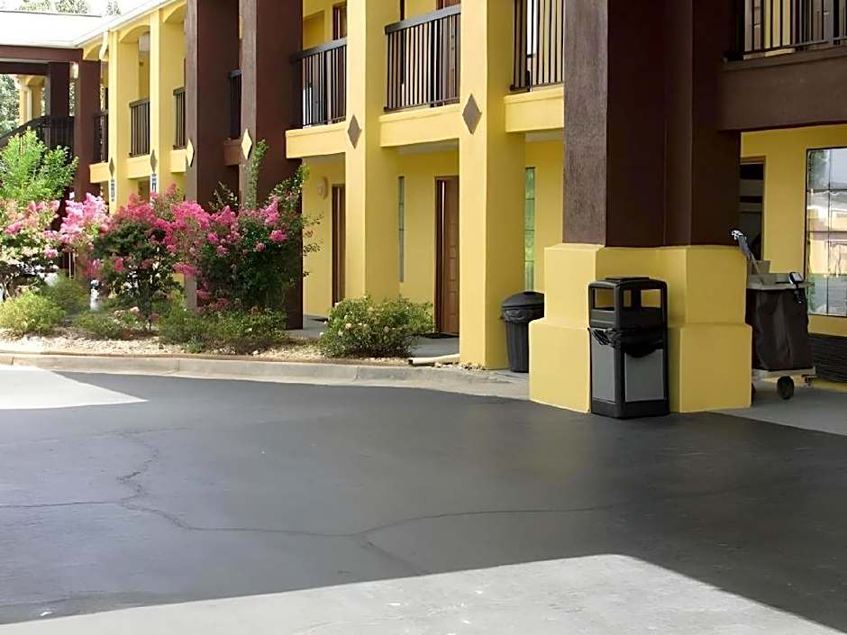 Days Inn & Suites by Wyndham Fort Valley