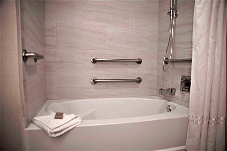1 King Corner Mob/Hear Accessible Tub Balcony