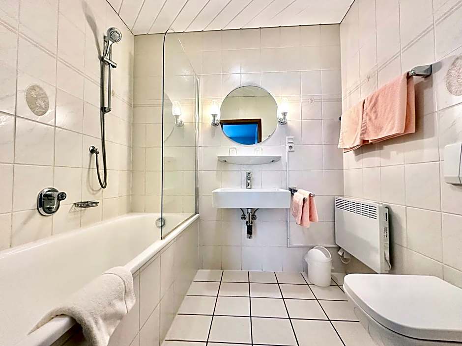 Hotel Deutsches Haus mit WLAN und Parkplatz, HDZ und Kliniken in der Nähe, direkt an der A2 und A30 gelegen