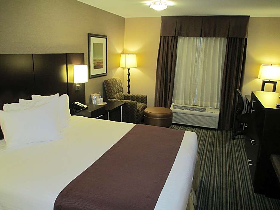 Photo 1 of 3 of 1 Queen Bed, Accessible, Bathtub
