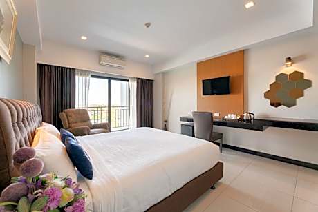 Deluxe Triple Room with Balcony - Free Airport Shuttle