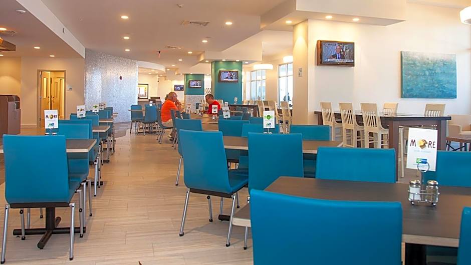 Holiday Inn Express & Suites Panama City Beach - Beachfront By IHG