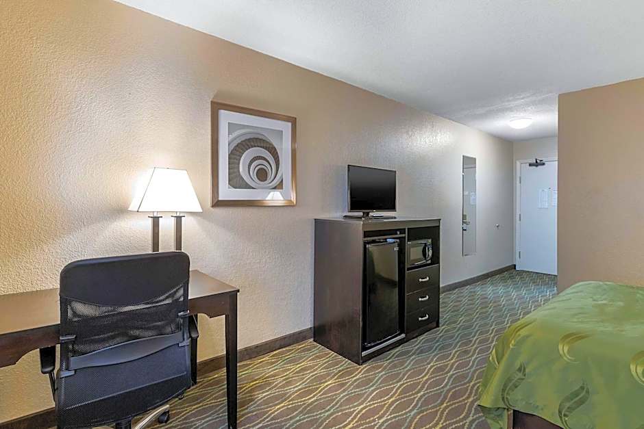 Quality Inn & Suites Des Moines - Merle Hay Road