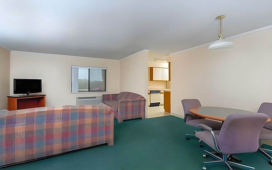 Norwood Inn & Suites Milwaukee