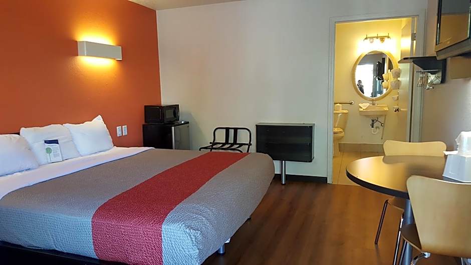 Motel 6-Columbus, OH - OSU