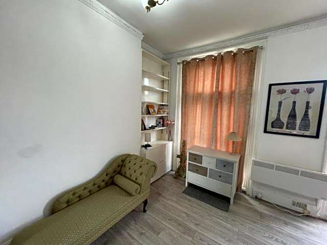 London Budget Bliss, London W12, white city, shepherd's bush market