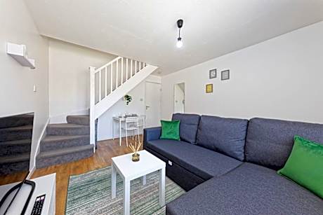 Cosy 2 Bed Home in Kent ~ Parking + Self Check-In