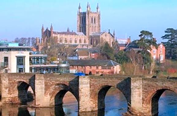 THE MOATS - CODDINGTON A small private thatched cottage B&B located in quiet countryside between Ledbury and Malvern - convenient for the Malvern Three Counties Showground and 5 miles from excellent shops restaurants and Ledbury Poetry Festival