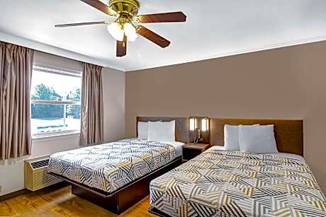 2 Full Beds | Hearing Accessible Smoking