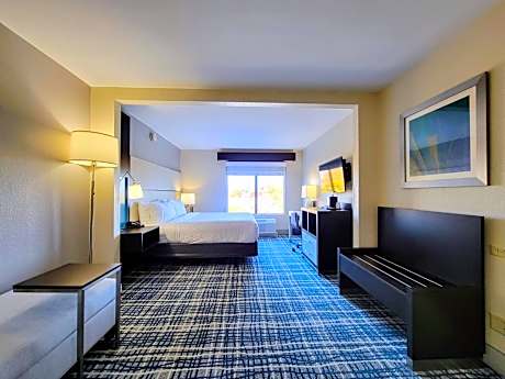 King Room - Hearing Accessible - Roll-in Shower
