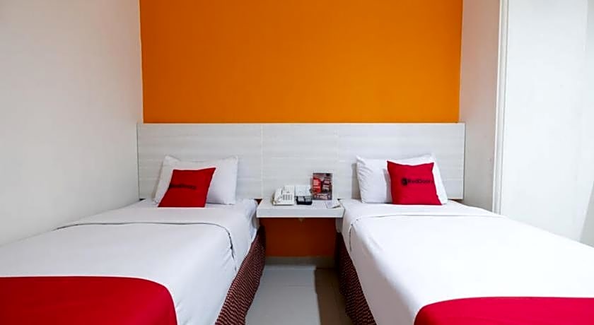 RedDoorz Plus @ Hotel Alden Makassar