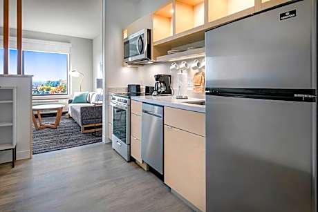1 Bedroom Signature Suite, 1 Queen