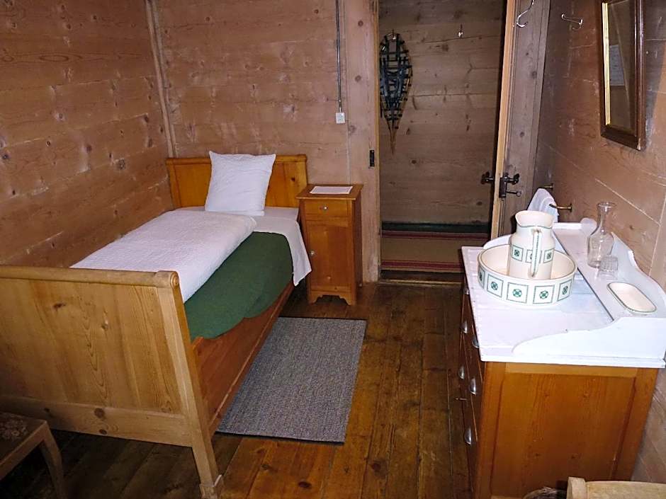 Foto 1 di 10 di Single Room with Shared Bathroom