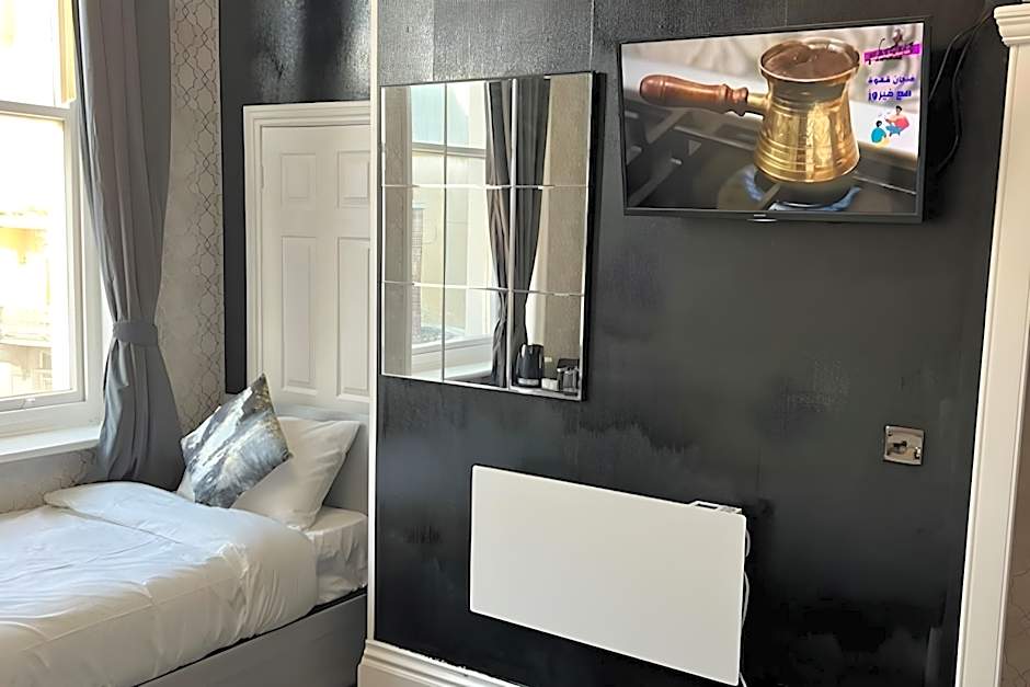 OYO Marine Parade Hotel, Eastbourne Pier