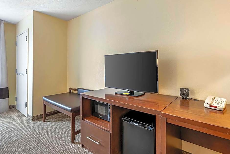 Comfort Suites East Lincoln - Mall Area