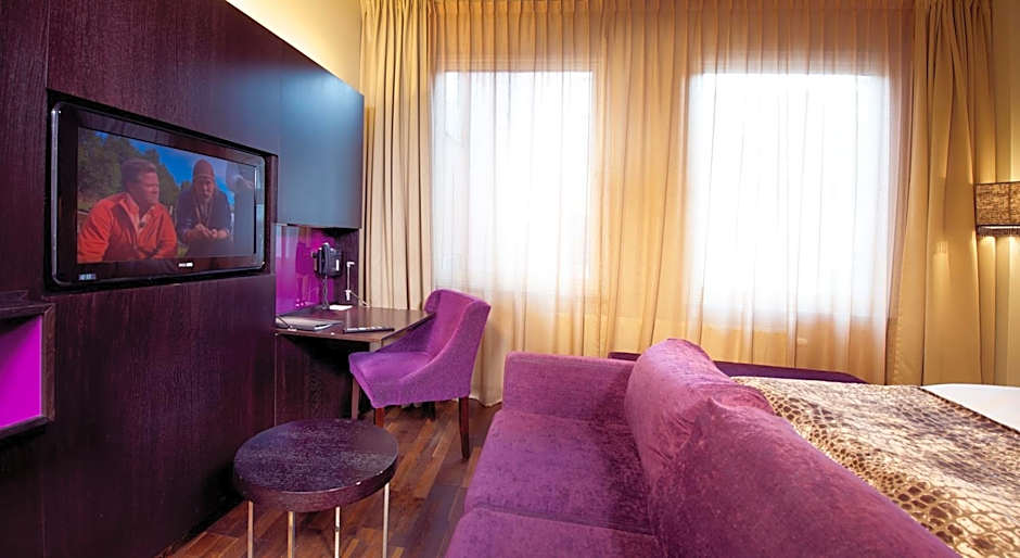 Home Hotel Folketeateret