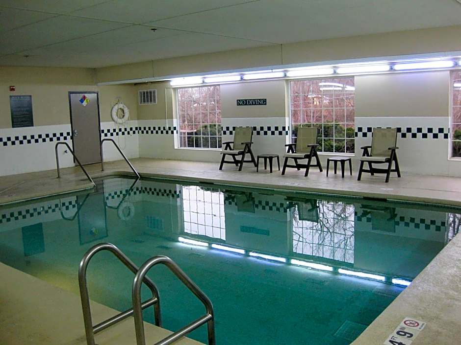 Country Inn & Suites by Radisson, Clinton, IA