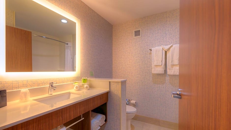 Holiday Inn Express & Suites Tulsa Midtown By IHG