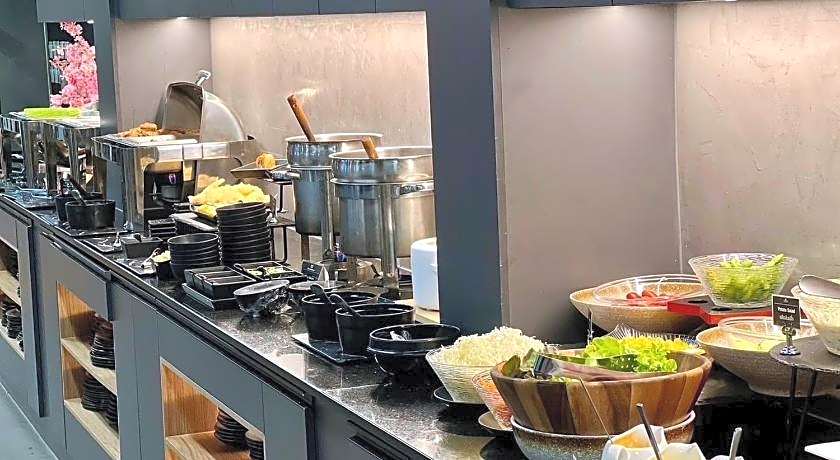 12 The Residence Hotel & Apartment