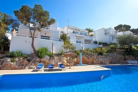 Apartment with Pool View