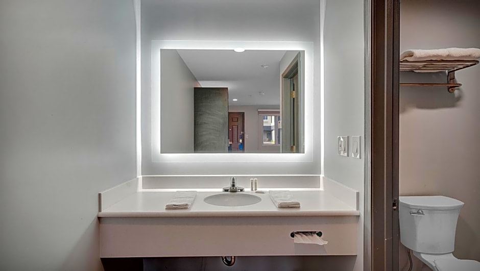 Days Inn & Suites by Wyndham Niagara Falls/Buffalo