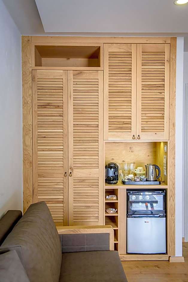 Elmi Beach Hotel & Suites