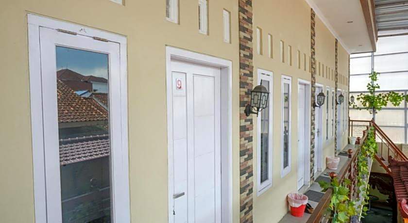 RedDoorz Syariah near Terminal Mendolo Wonosobo 2