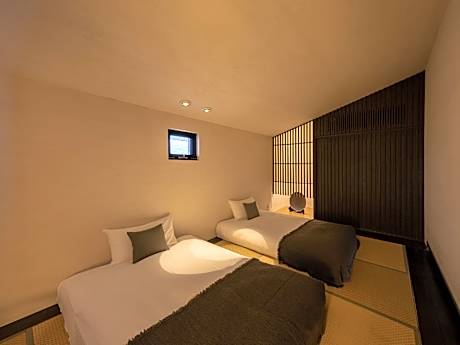 4-Bed Suite Semi-Open-Air Bath